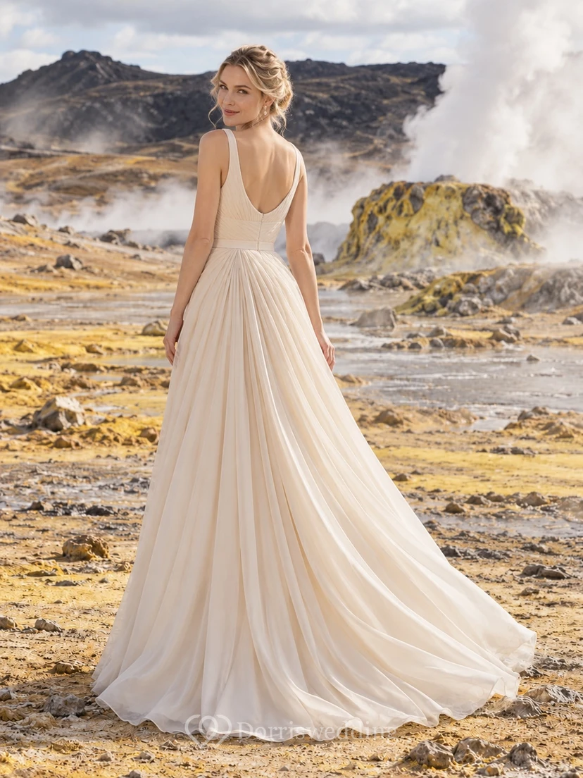 Sencillo vestido de novia de gasa con escote redondo, corte en A, tirantes anchos y cintura fruncida. view 2
