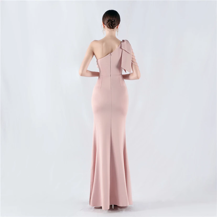 Vestido de noche de satén de alta gama con encaje de diamantes y diseño artesanal. view 46