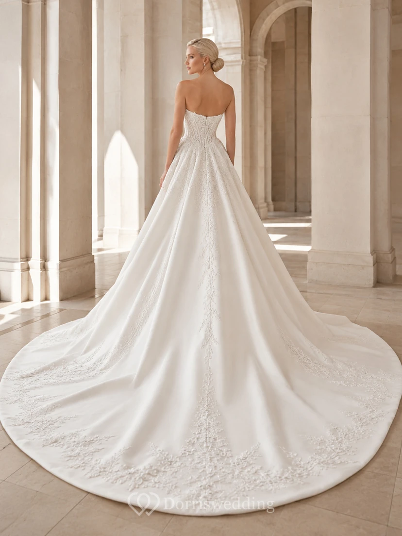 Robe de bal bustier en satin et dentelle, décolleté cœur, traîne cathédrale, idéale pour un mariage à destination view 2