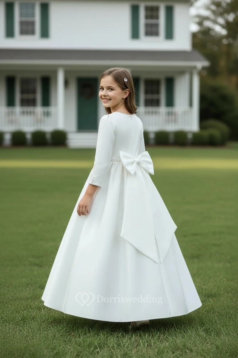 Klassisches, perlenbesetztes Blumenmädchenkleid aus Satin view 2