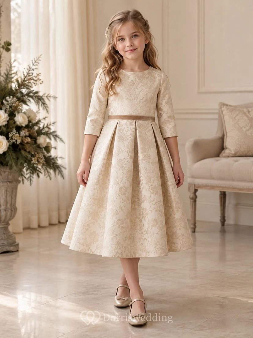 Champagnerfarbenes, plissiertes Blumenmädchenkleid mit floralem Jacquardmuster, Dreiviertelärmeln und Teelänge