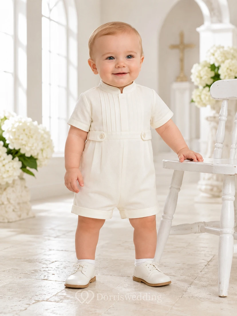 Pelele de bautizo color marfil con cuello mandarín, pliegues y manga corta para bebé niño.