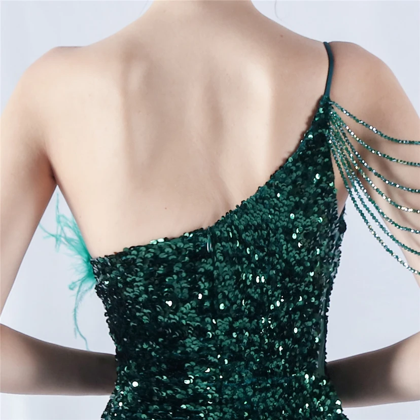 Robe de soirée longue à une épaule, ornée de plumes d'autruche, de perles et de sequins, avec col asymétrique et fente haute. view 55