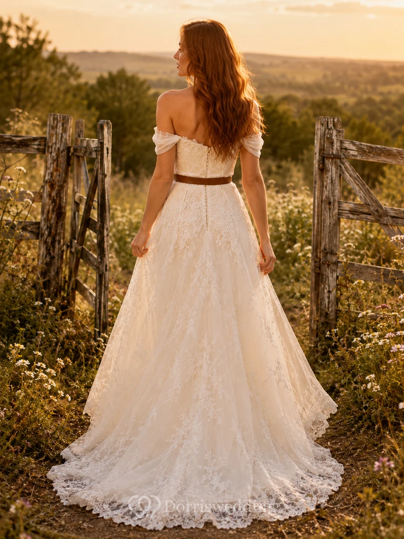 Robe de mariée champêtre en tulle et dentelle, coupe trapèze, épaules dénudées, traîne, dos corset lacé view 2