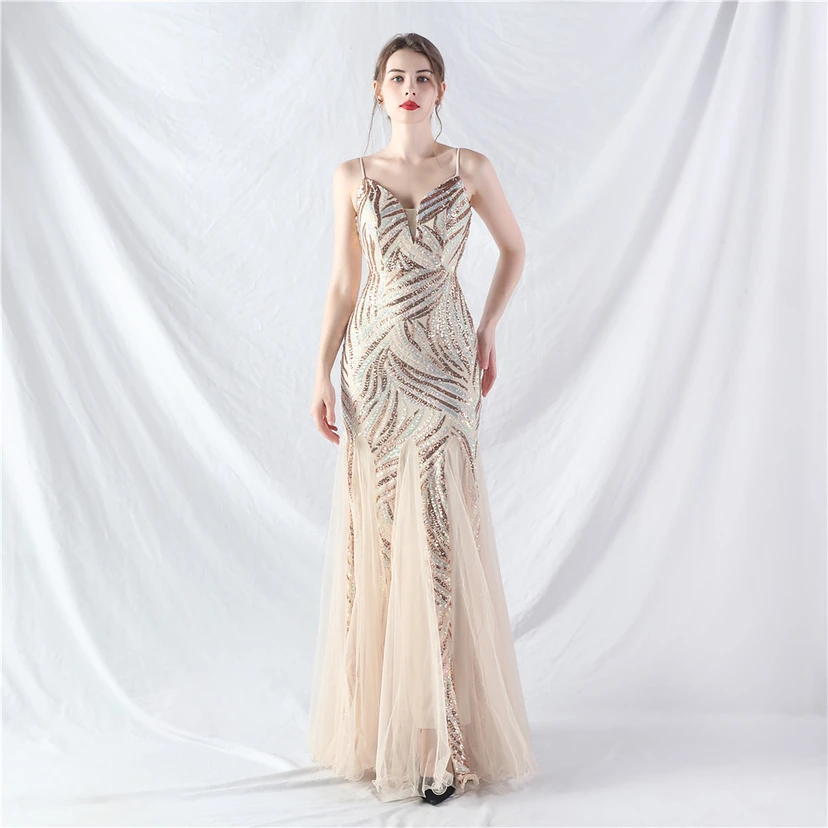 Paillettenbesetztes Abendkleid aus Netzstoff und Trägern view 64