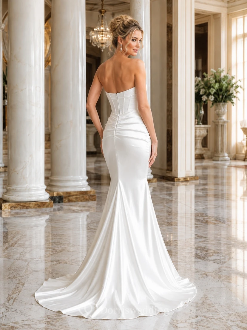 Satin-Brautkleid mit herzförmigem Ausschnitt, trägerlos, gerafft, Meerjungfrauenschnitt und Schleppe view 2
