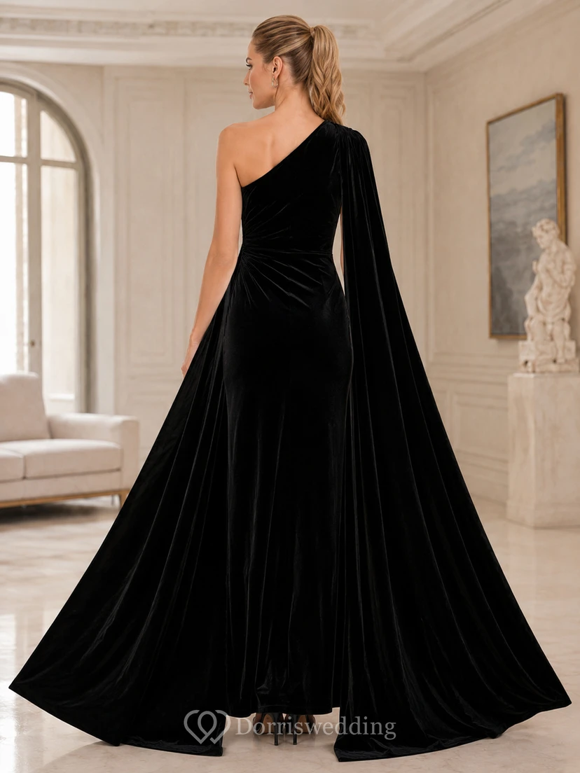 Vestido de fiesta formal de terciopelo negro con capa asimétrica y un solo hombro. view 2