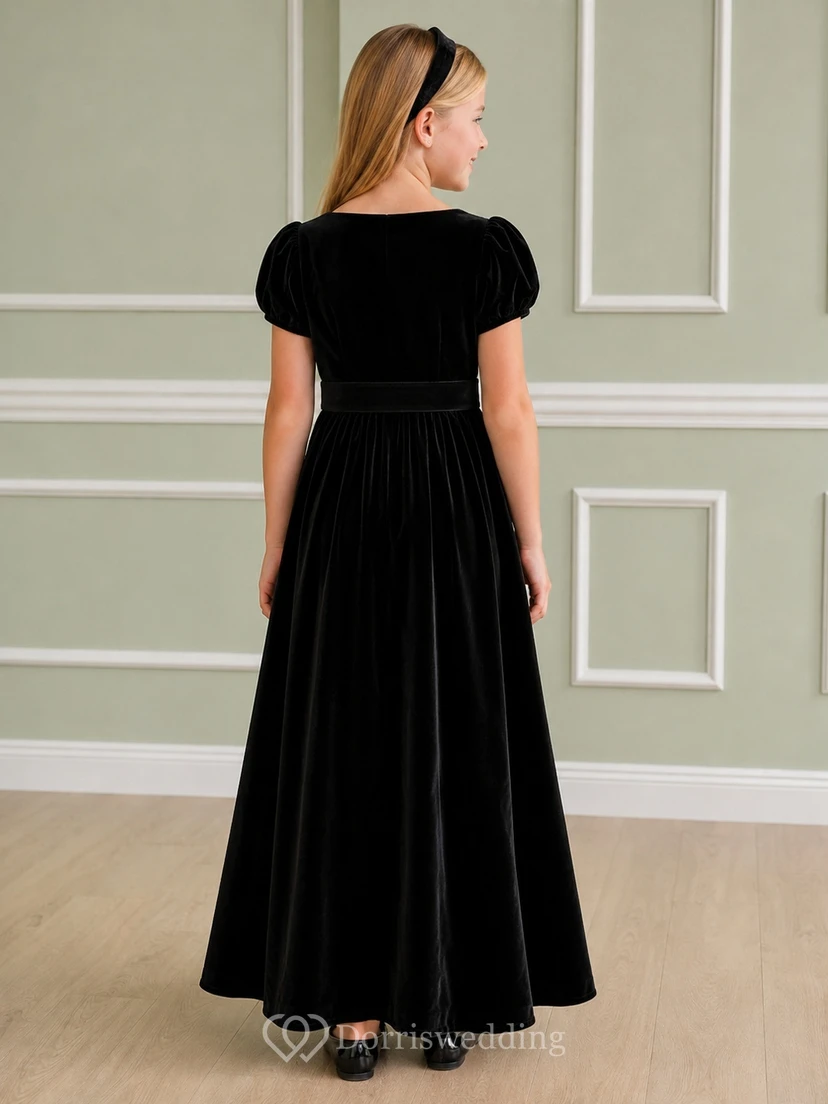 Bezauberndes schwarzes, bodenlanges A-Linien-Kleid aus Samt mit Puffärmeln – ein schlichtes Blumenmädchenkleid view 2
