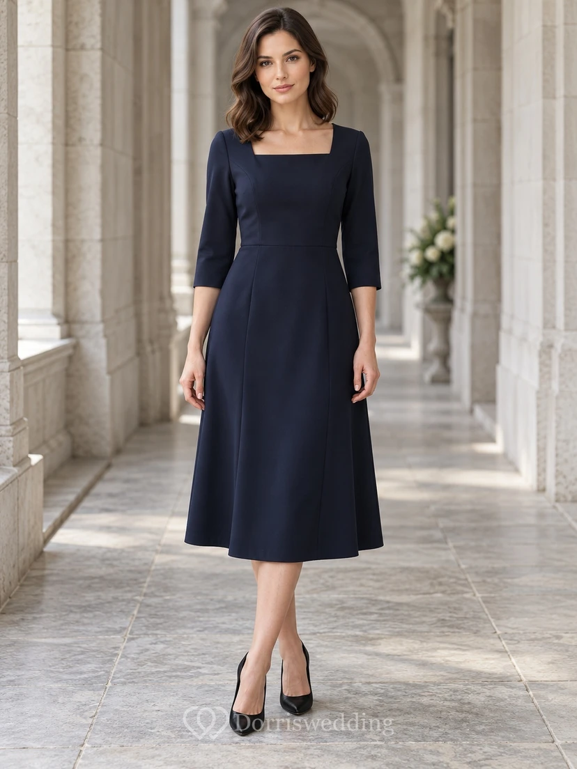 Robe midi trapèze bleu marine foncé, col carré et manches courtes.