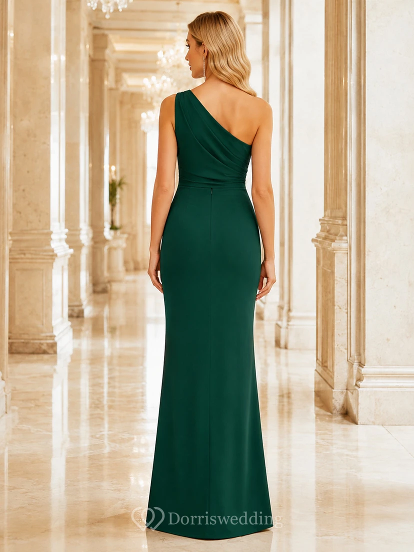 Smaragdgrünes, schulterfreies Etuikleid aus Crêpe mit Schlitz – ein elegantes Abendkleid view 2
