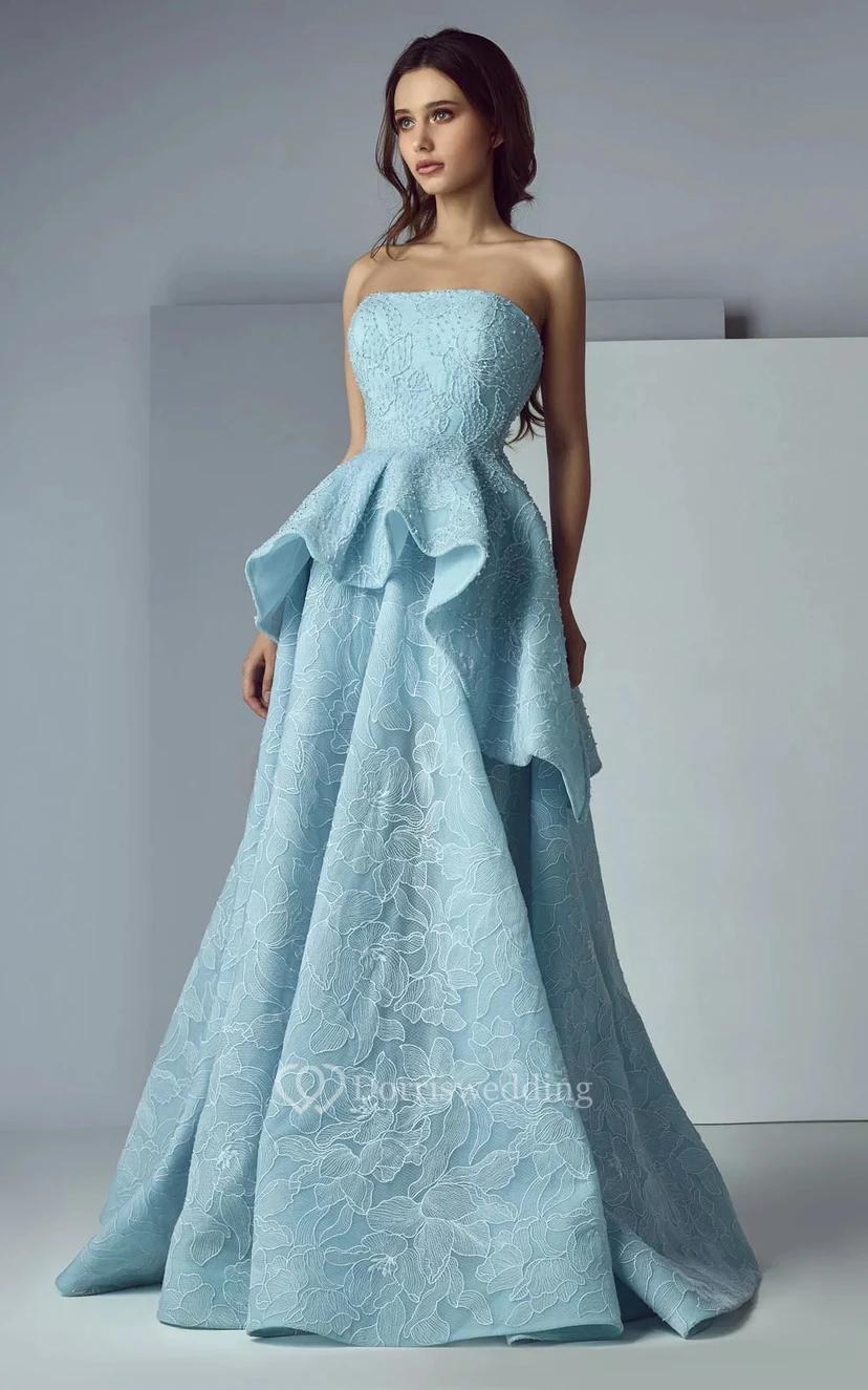 Robe de soirée bleue formelle sans bretelles à volants et application trapèze
