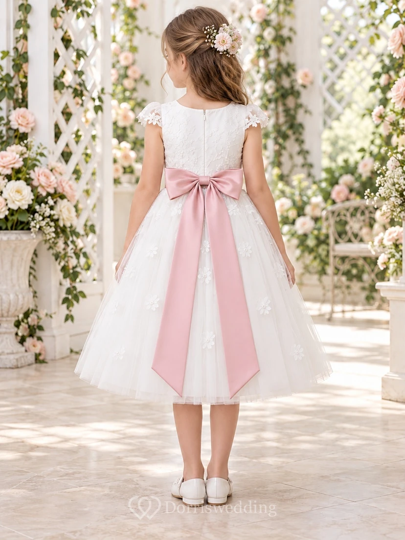 Vestido de niña de flores blanco de corte A con estampado floral, mangas cortas y fajín rosa, hasta la rodilla. view 2