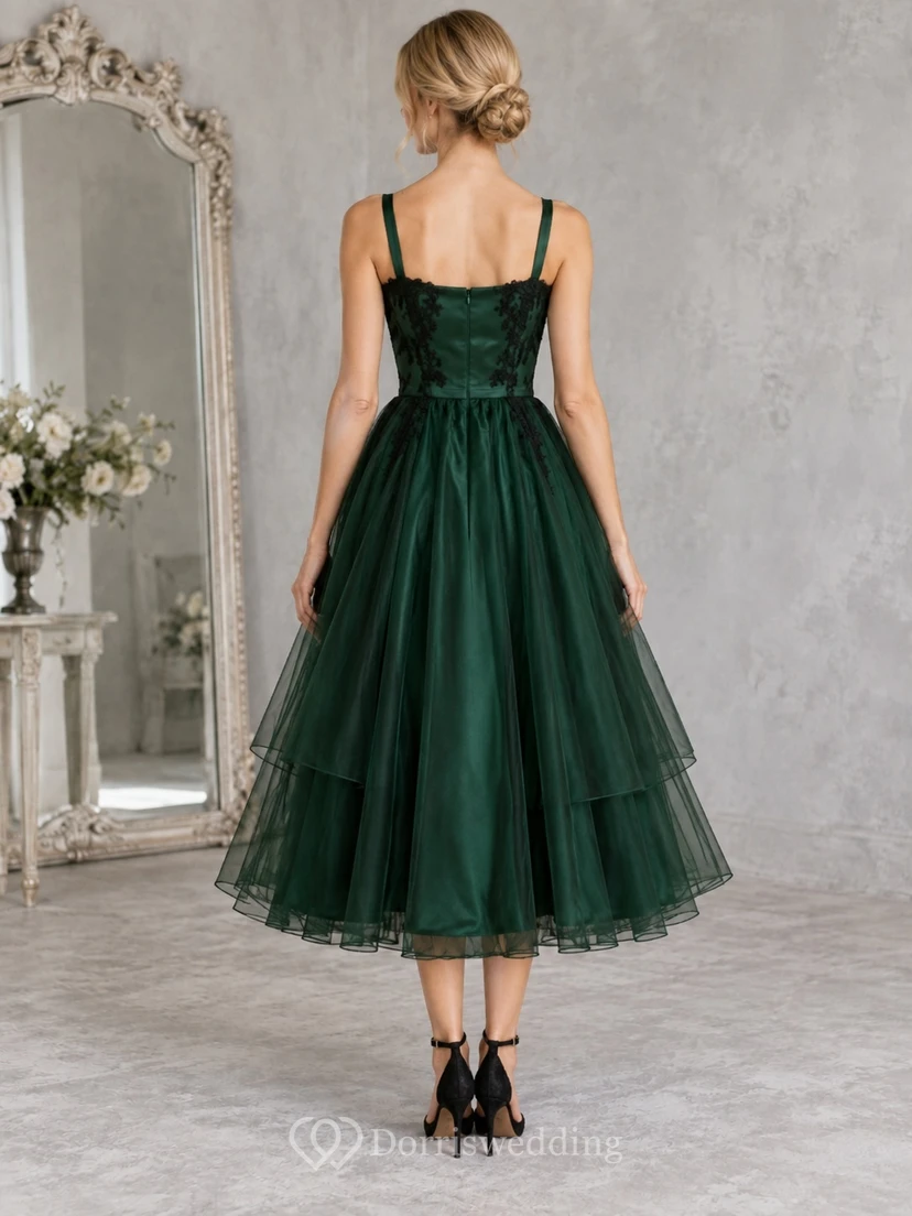 Teelanges, eckiges Brautjungfernkleid aus smaragdgrünem Tüll und Spitze im Gothic-Stil, ärmellos und mehrlagig view 2