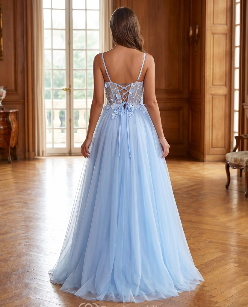 Himmelblaues Tüll-Abendkleid mit Spaghettiträgern und floralen Applikationen view 2