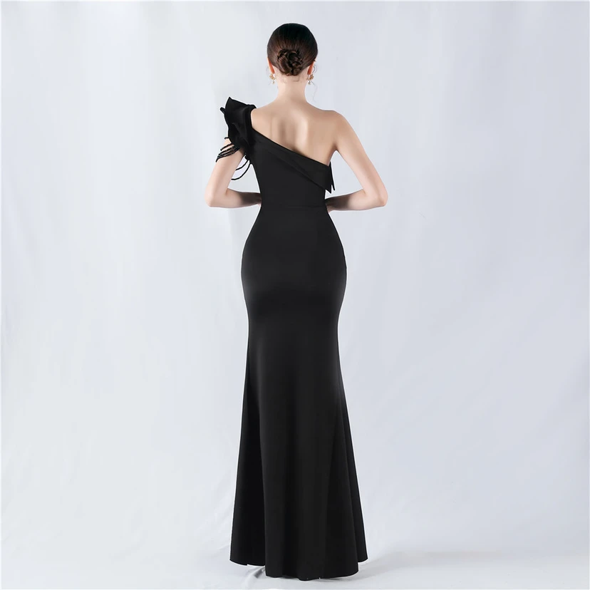 Vestido de noche con cuello oblicuo, hombros con estampado de hojas de loto, bordado artesanal y diamantes, ideal para la celebración de la reunión anual. view 45