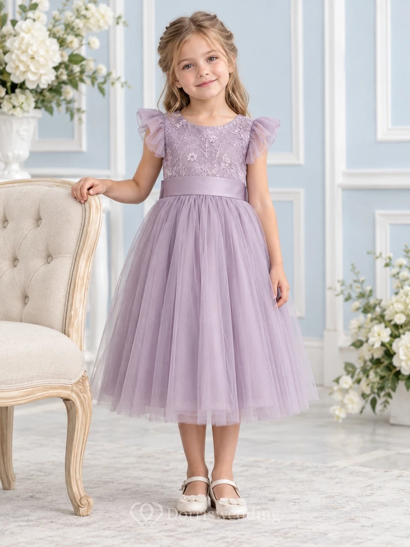 Teelanges, lilafarbenes A-Linien-Kleid aus Spitze und Tüll mit flatternden Ärmeln, Schärpe und Schleife am Rücken für Blumenmädchen