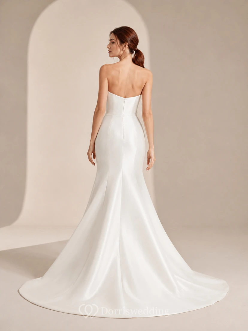 Vestido de novia minimalista de satén estilo sirena sin tirantes con cola. view 2