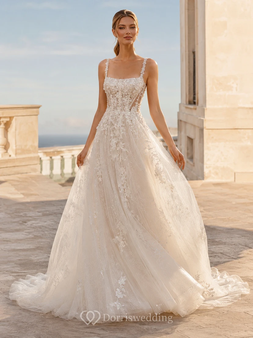 Robe de mariée de bal en dentelle et tulle enchanteresse, col carré, sans manches, coupe trapèze, traîne chapelle, ornée d'appliques.