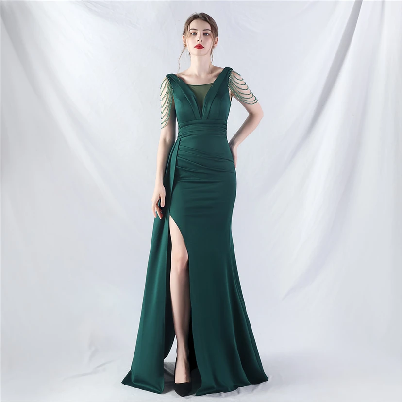 Ein Abendkleid aus insgesamt 8 Farben, gefertigt mit aufwendiger Satinfalttechnik und Perlenstickerei. view 28