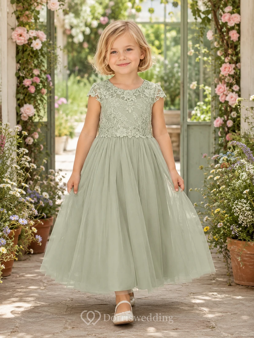 Blumenmädchenkleid aus salbeifarbenem Tüll in A-Linie mit Rundhalsausschnitt und knielanger Silhouette, verziert mit einer Schärpe