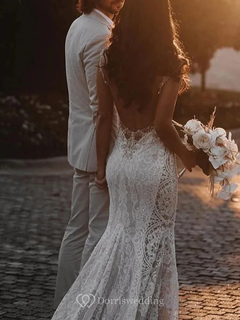 Vestido de novia bohemio de encaje estilo sirena con escote ilusión pronunciado. view 4