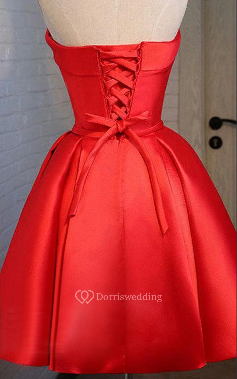 Trägerloses rotes kurzes Ballkleid mit Falten view 3