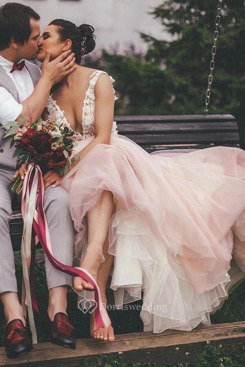 Zweifarbiges, ärmelloses, sexy Tüll-Hochzeitskleid in Blush mit tiefem Ausschnitt view 3