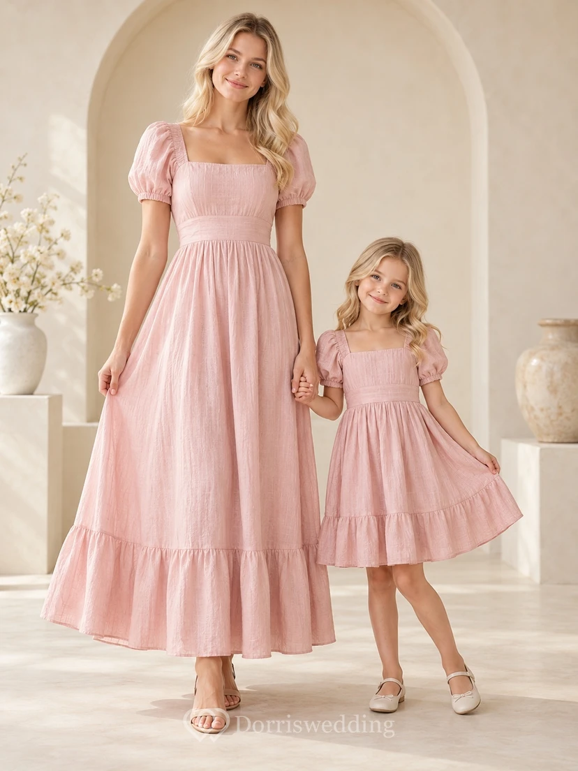 Robe assortie pour toute la famille, encolure carrée, manches bouffantes rose poudré et ourlet à volants