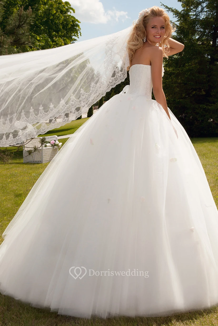 Long Sweetheart Floral Tulle Wedding Dress With Appliques view 2