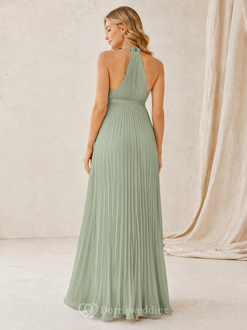 Vestido de dama de honor largo hasta el suelo de gasa plisada con escote halter estilo imperio de Sage Maternity view 2