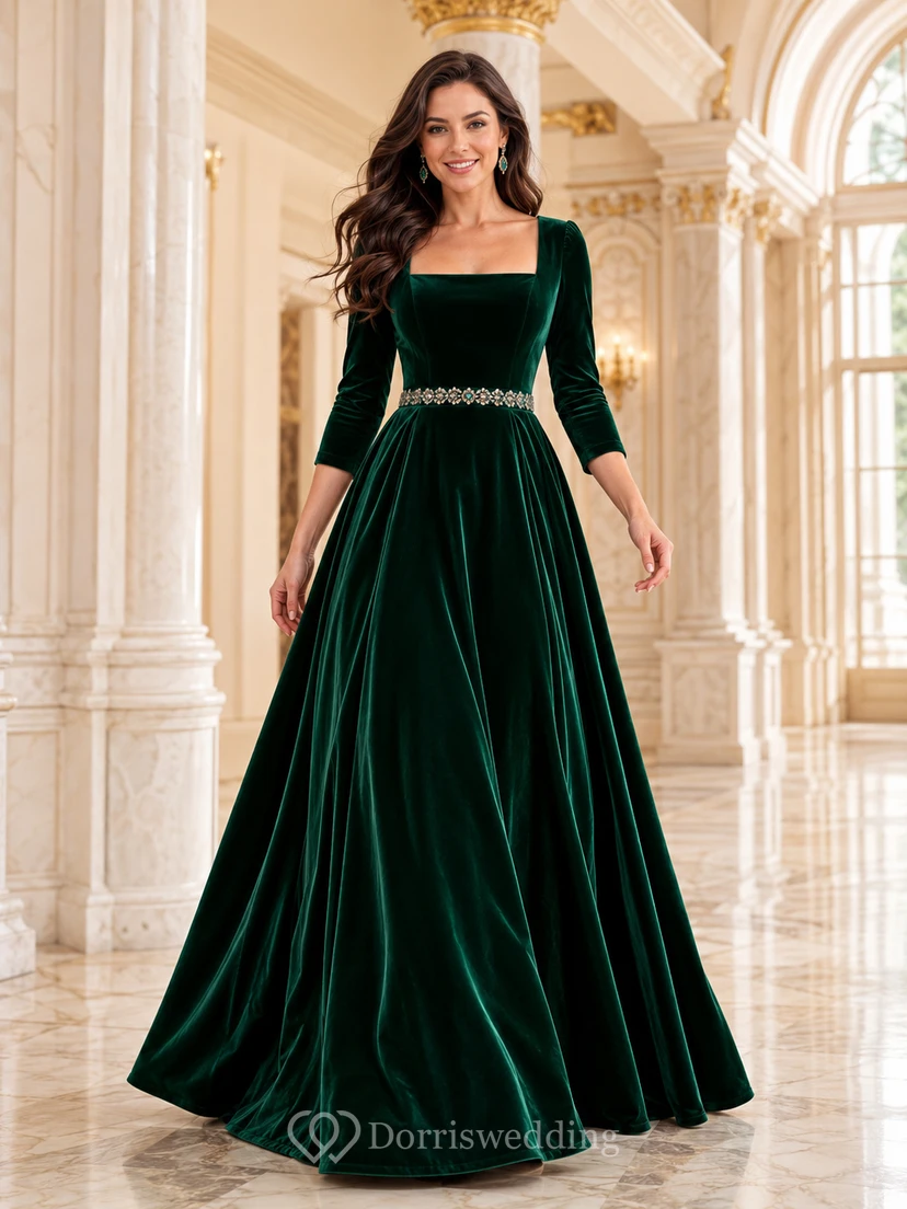 Robe de bal longue en velours vert foncé à col carré et manches trois-quarts, ornée de perles.