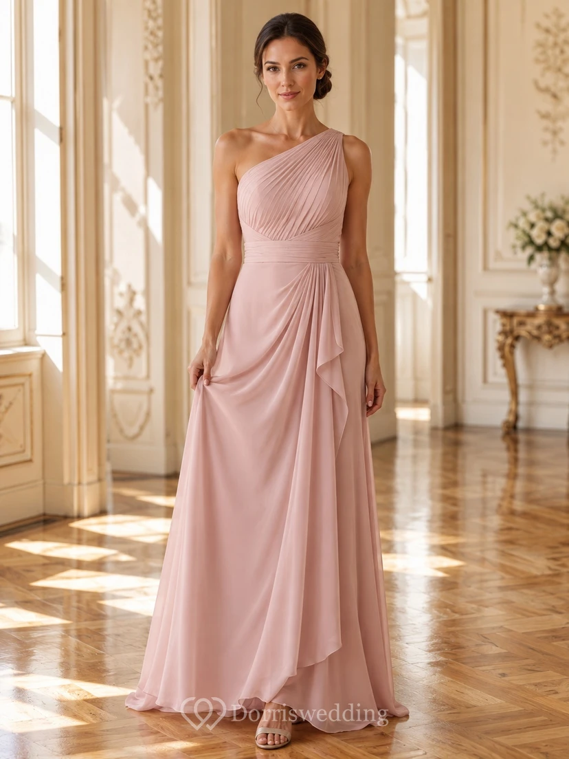 Robe de cérémonie élégante et longue en mousseline rose poudré, asymétrique plissée, à une épaule.
