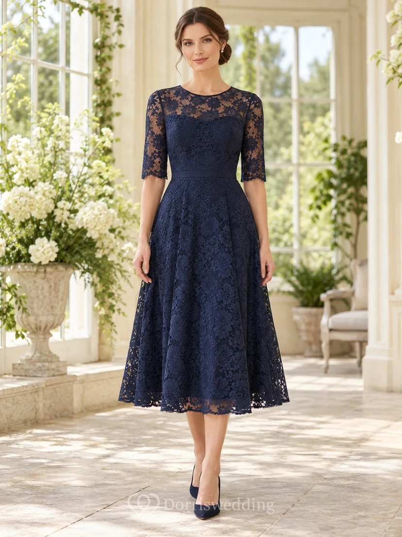 Robe d'invitée bleu marine foncé, sobre, en dentelle, manches coudes, coupe trapèze, longueur thé