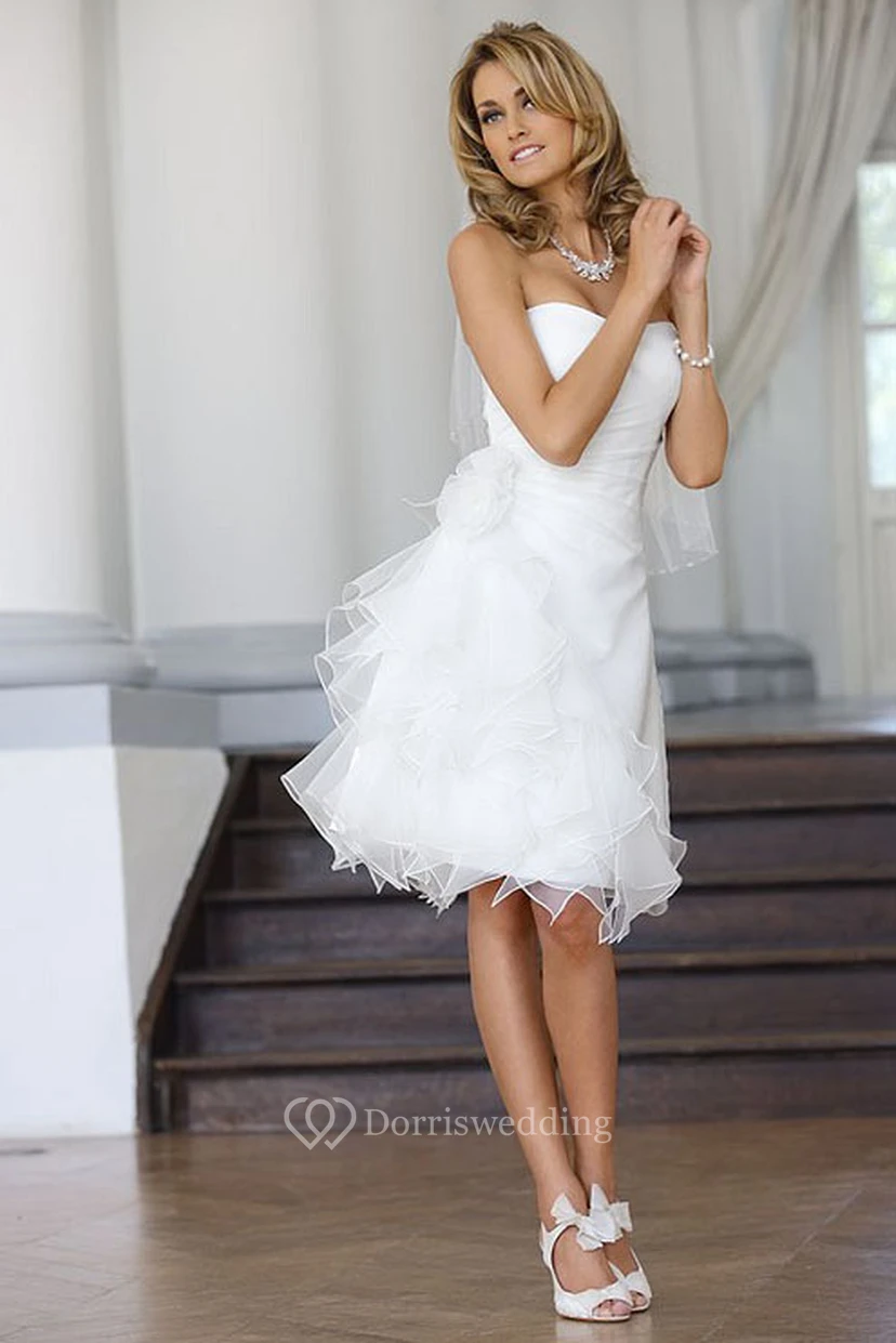 Robe de mariée bustier en tulle à volants, longueur genou, coupe trapèze, ornée de fleurs et de drapés