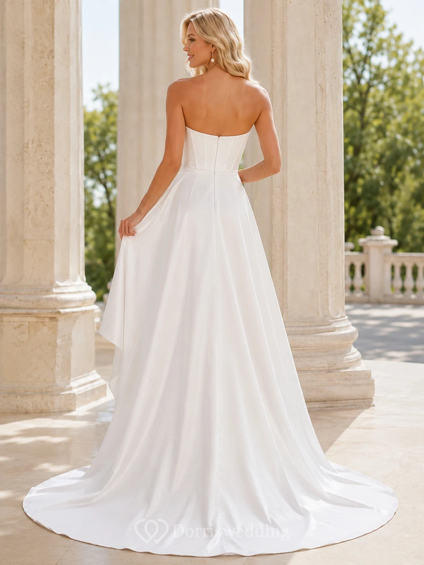 Robe de mariée simple, bustier cœur froncé en satin, traîne asymétrique. view 2