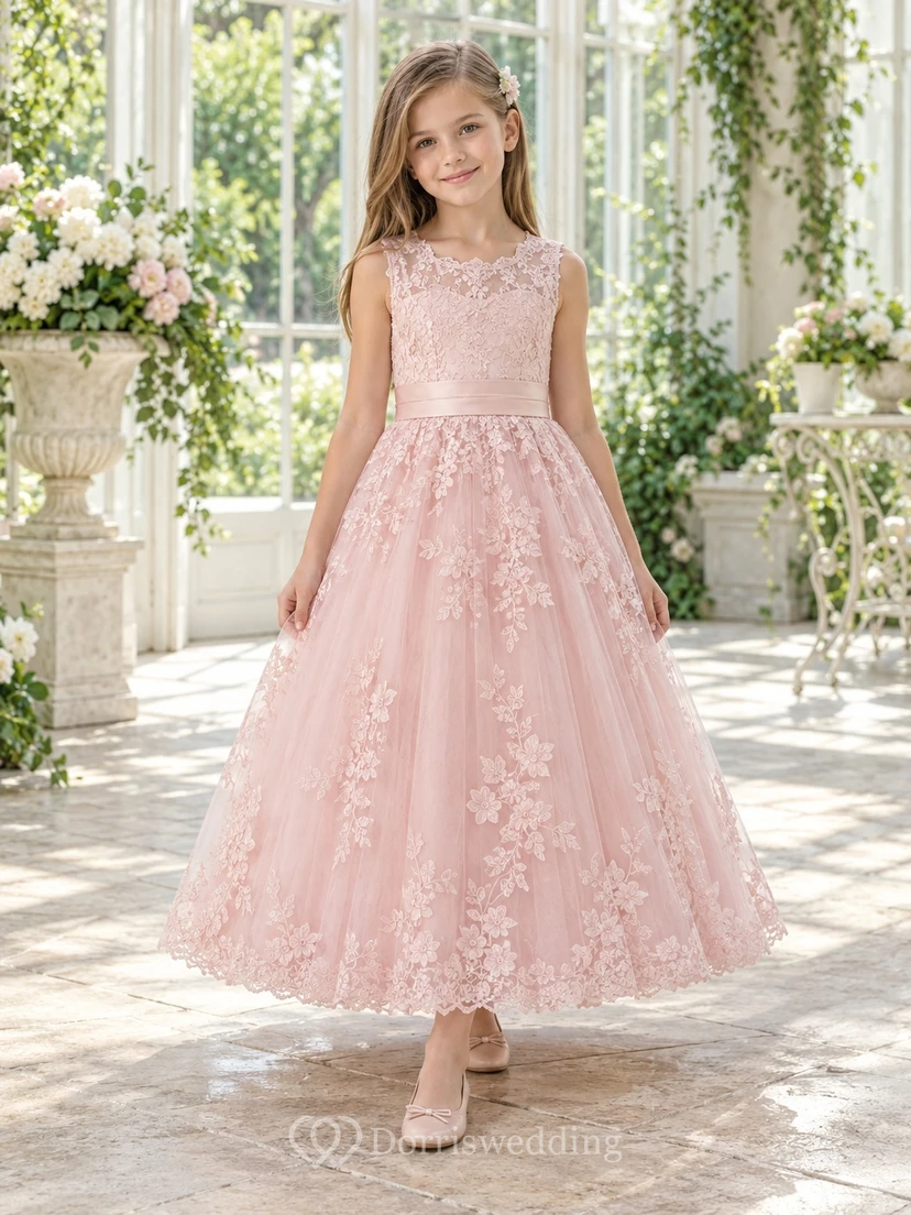 Vestido de niña de flores discreto, rosa, con estampado floral, corte en A, tul, sin mangas, largo hasta los tobillos y lazo en la espalda.