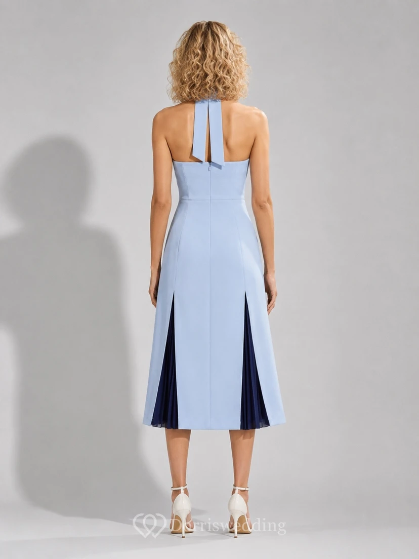 Vestido de cóctel azul cielo de punto, sin mangas, con cuello halter, corte recto, largo hasta la rodilla y abertura frontal. view 2