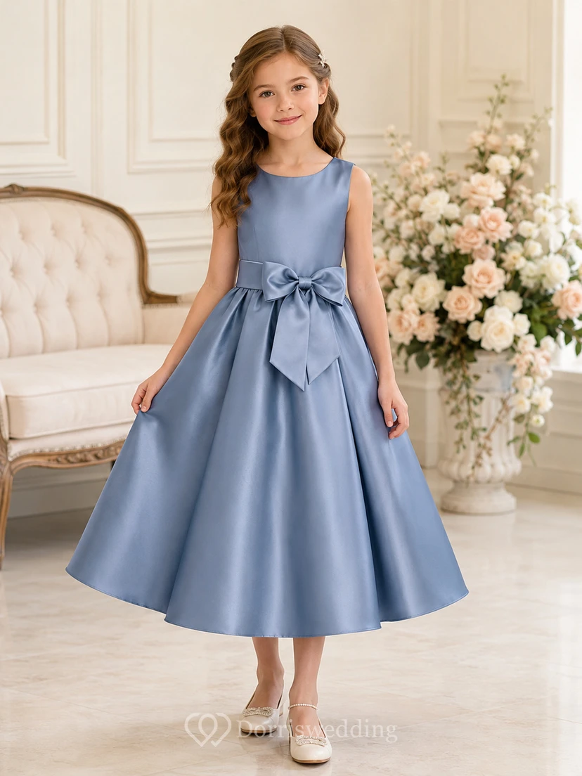 Einfaches, teelanges A-Linien-Kleid im Garten-Blumenmädchen-Stil aus stahlblauem Satin mit Schleife am Rücken und Schmuckkragen