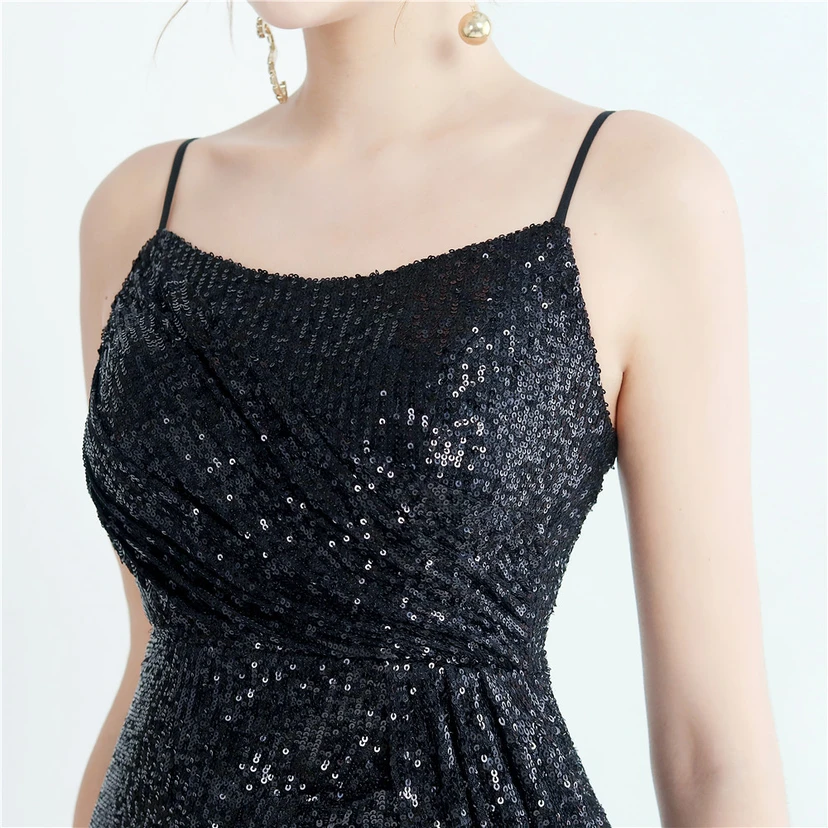 Robe de soirée longue à sequins haute densité, plissée, fendue sur le côté et à bretelles view 26