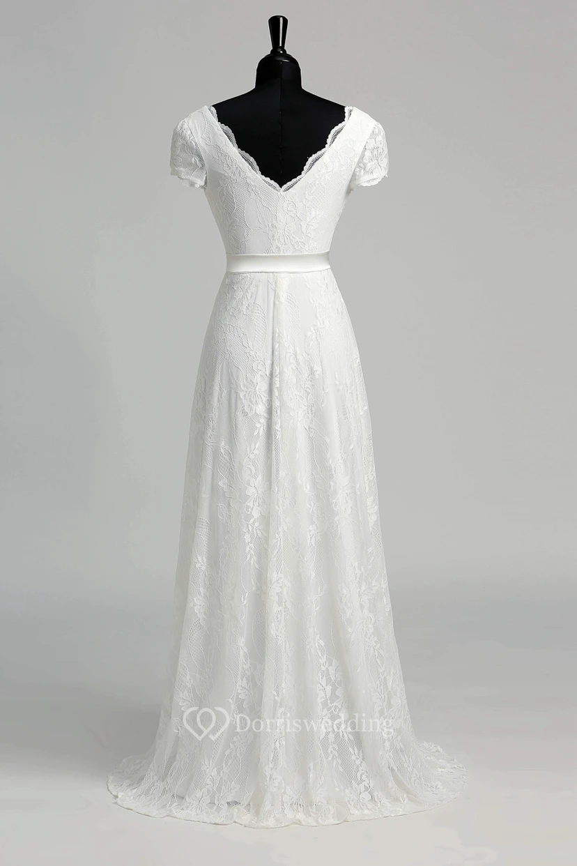 Robe de mariée en dentelle, coupe trapèze, décolleté en V festonné, manches courtes illusion, longueur au sol view 9