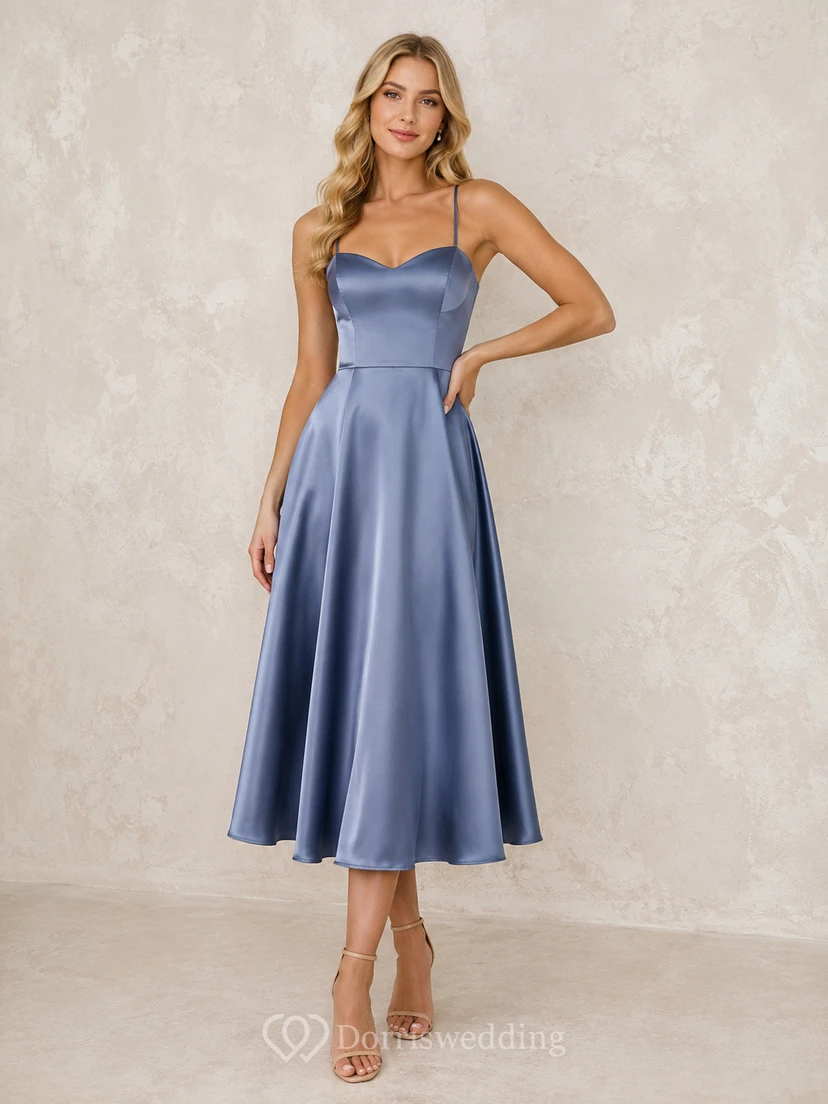 Schlichtes, stahlblaues Brautjungfernkleid mit Spaghettiträgern und Herzausschnitt aus Satin in A-Linie und Teelänge.