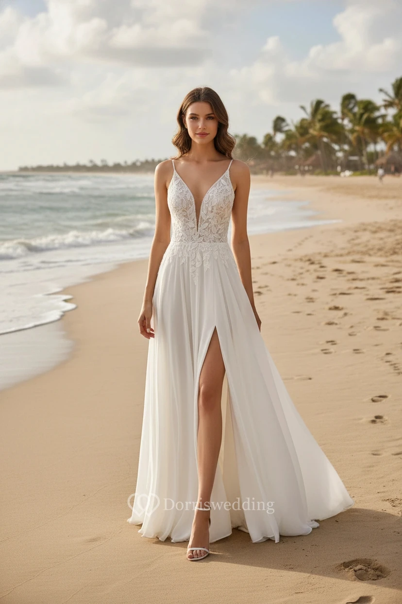 Robe de mariée de plage en mousseline blanche fendue jusqu'à la cuisse, bretelles spaghetti, corsage en dentelle, coupe trapèze. video preview