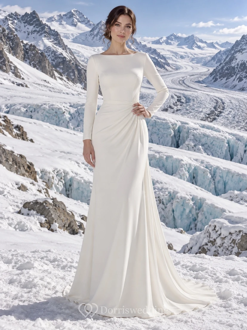 Vestido de novia sencillo y modesto de crepé elástico con escote barco, mangas largas y cola larga estilo sirena.