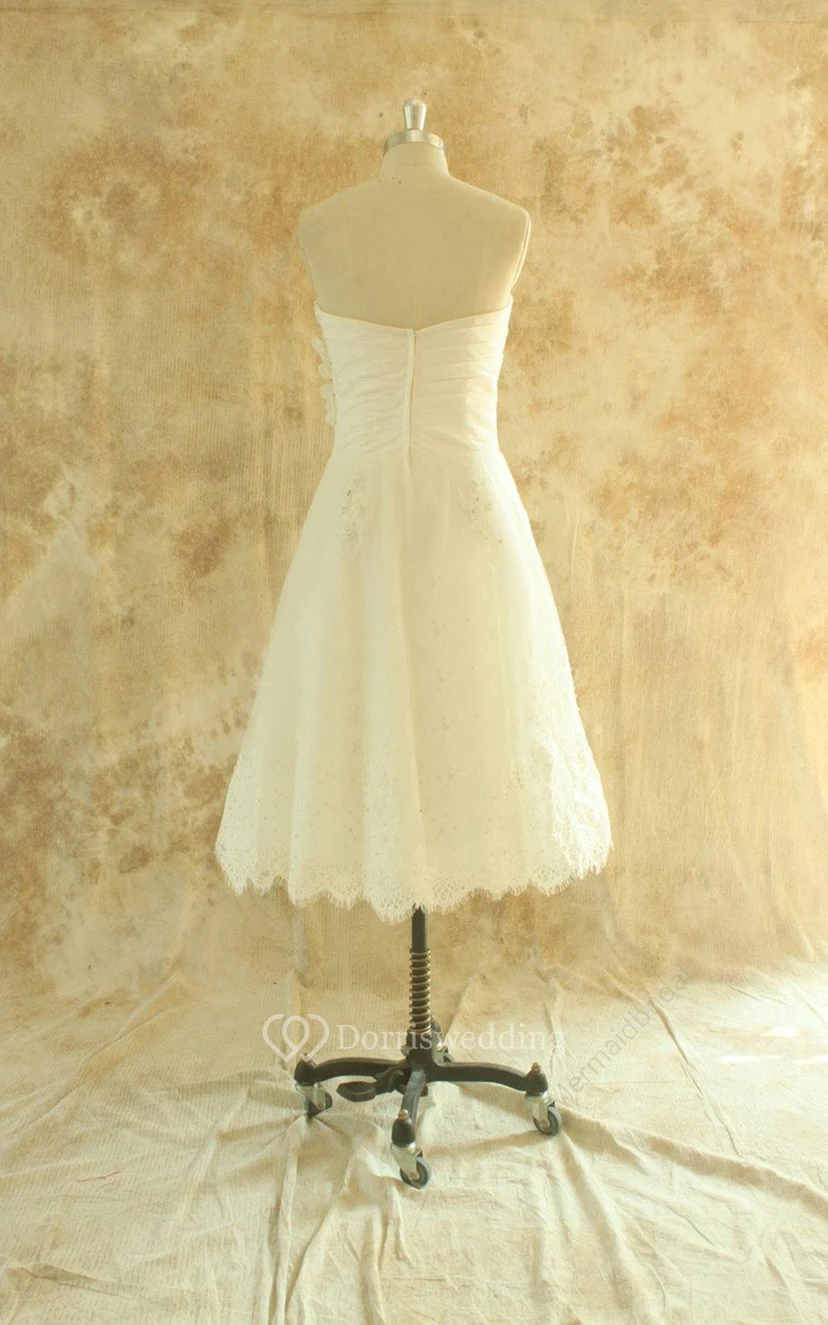 Robe de mariée en dentelle, coupe trapèze, longueur thé, avec fronces et décolleté en cœur view 2