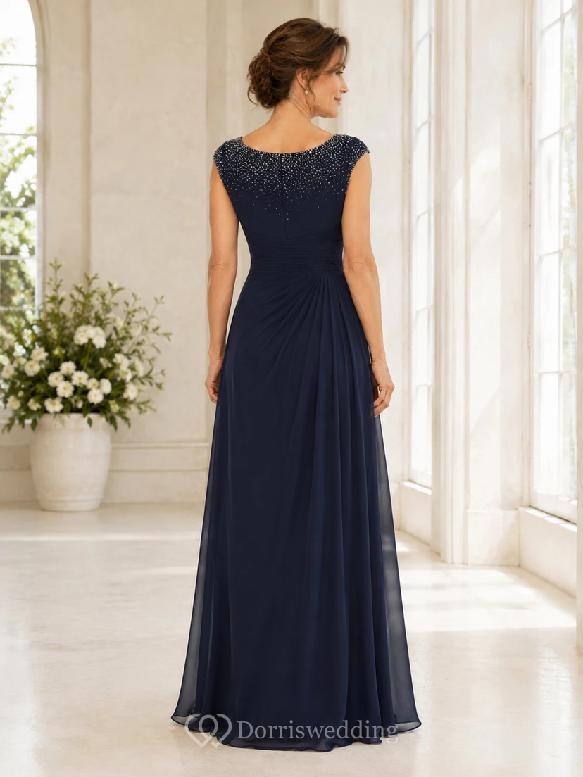 Dunkelblaues, schlichtes, bodenlanges A-Linien-Chiffonkleid für die Mutter der Braut mit perlenbesetztem Rundhalsausschnitt, kurzen Schultern und schlichtem Rock view 2