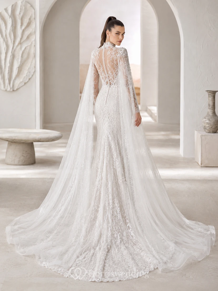 Robe de mariée de luxe pour salle de bal, col montant en dentelle fluide, manches longues, fourreau, traîne chapelle et détails cape view 2