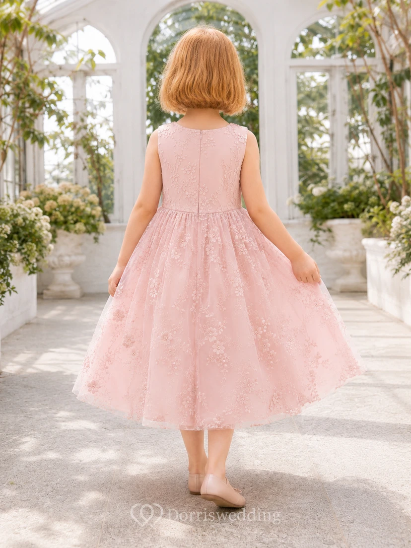 Robe de demoiselle d'honneur rose poudré, coupe trapèze, en tulle et dentelle, col bijou, sans manches, ornée d'appliqués floraux. view 2