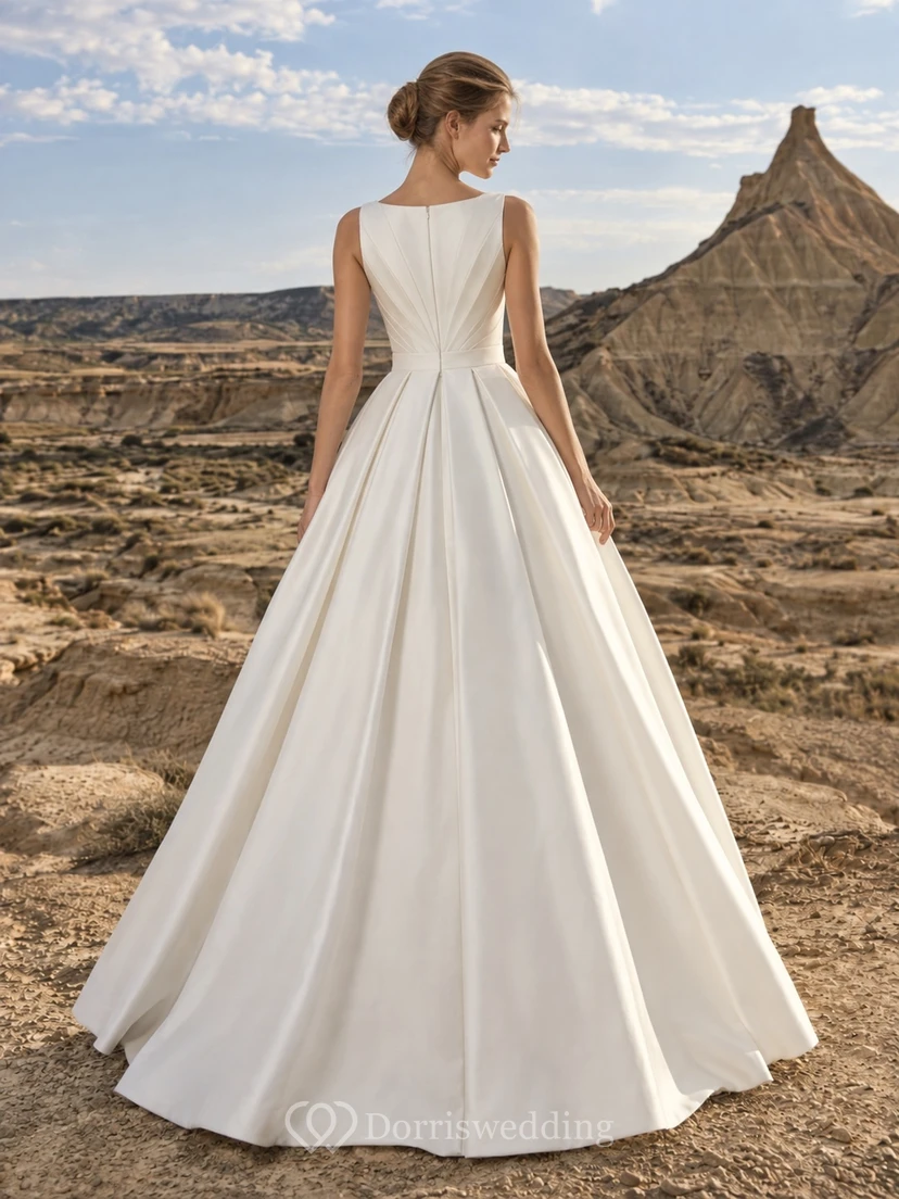 Vestido de novia sencillo y moderno de tafetán, corte en A, cuello joya, sin mangas, falda plisada, largo hasta el suelo. view 2