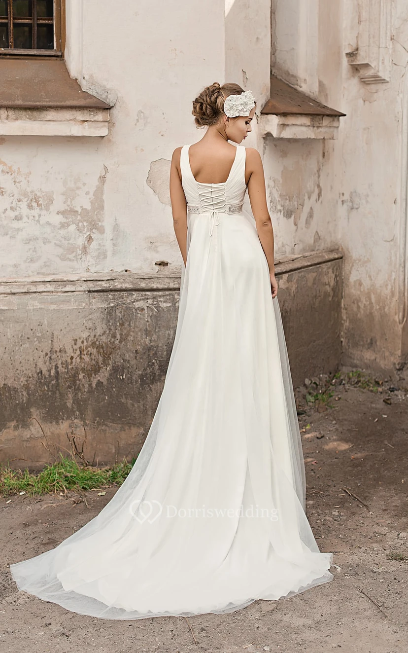 Robe de mariée simple en mousseline de soie, coupe empire, col en V, ornée de perles et de plis view 3