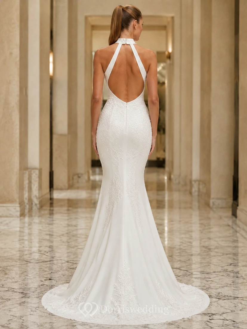 Vestido de novia elegante y ajustado con escote halter y encaje. view 2